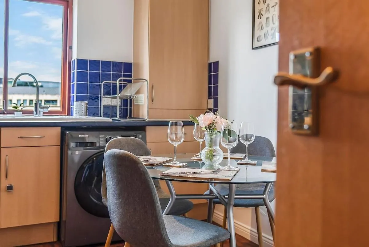 Modern 2 Bedroom Apartment In City Centre Edinburgh
