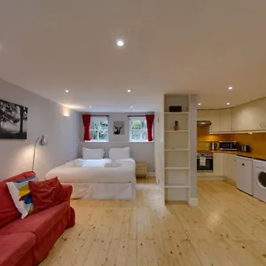 Apartment Joivy Warm & Welcoming Flat Near Castle, Edinburgh