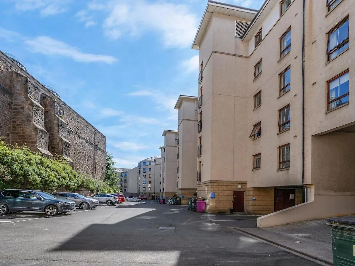 Modern 2 Bedroom Apartment In City Centre Edinburgh