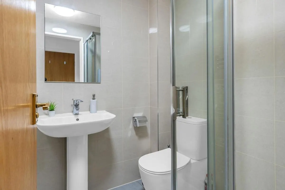 Modern 2 Bedroom Apartment In City Centre Edinburgh