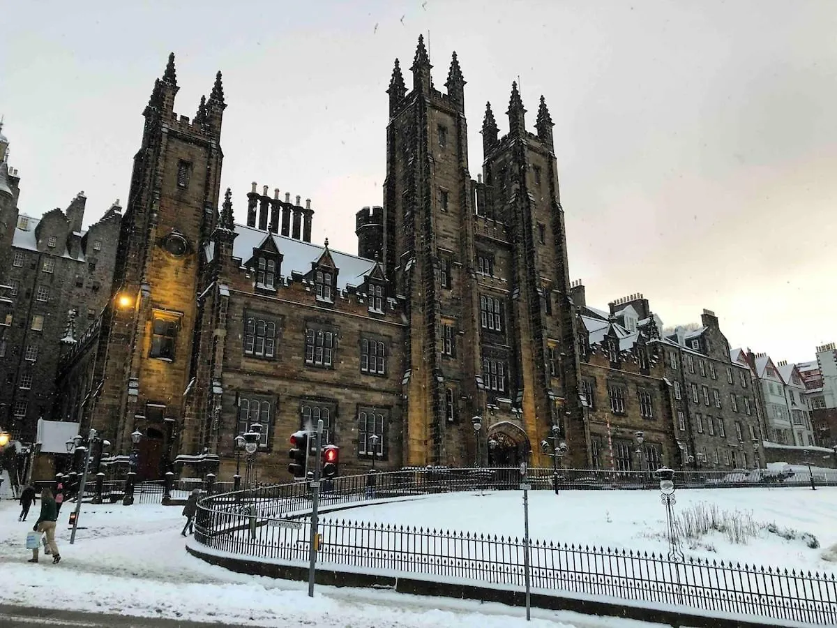 Modern 2 Bedroom Apartment In City Centre Edinburgh
