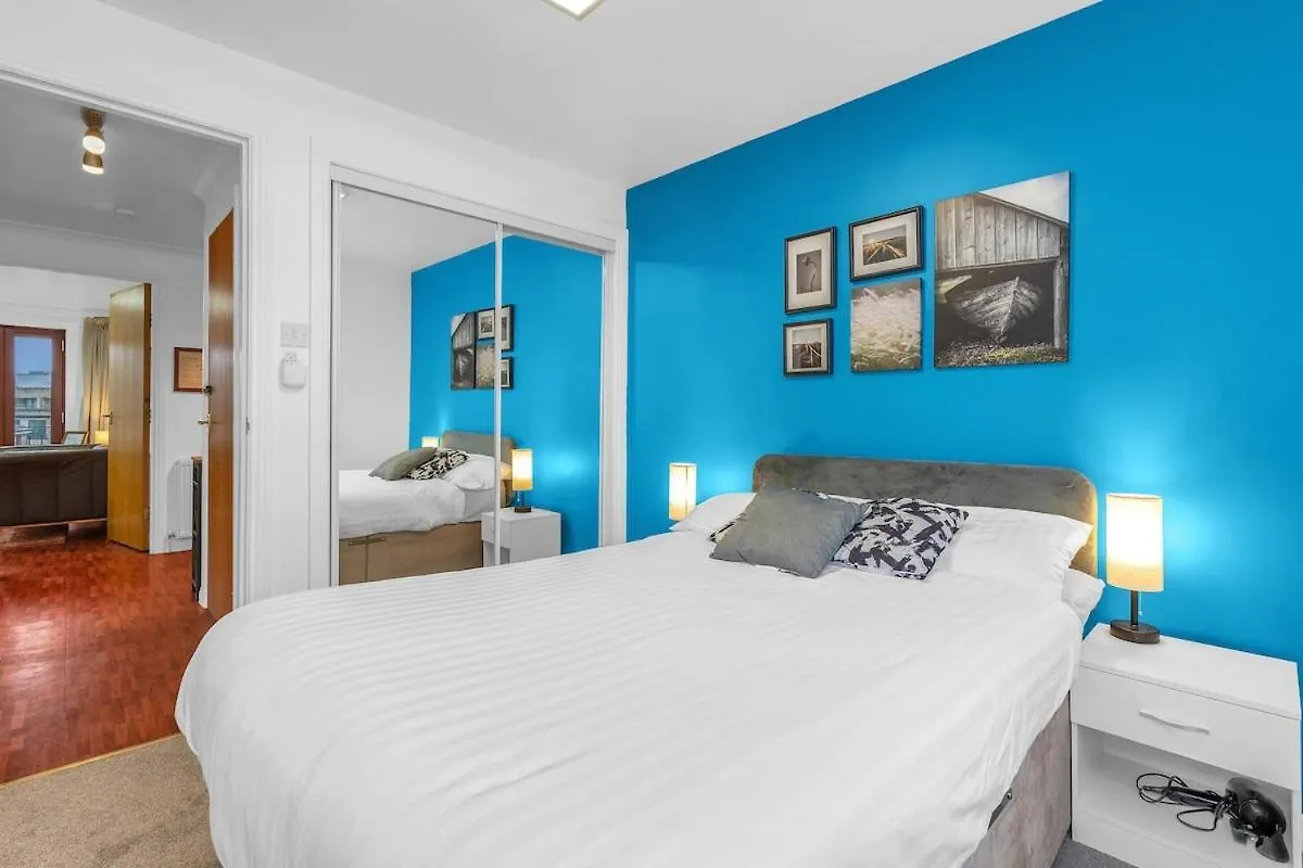 Modern 2 Bedroom Apartment In City Centre Edinburgh