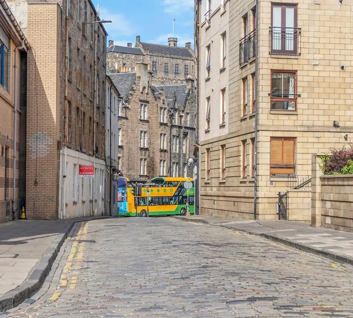 Modern 2 Bedroom Apartment In City Centre Edinburgh