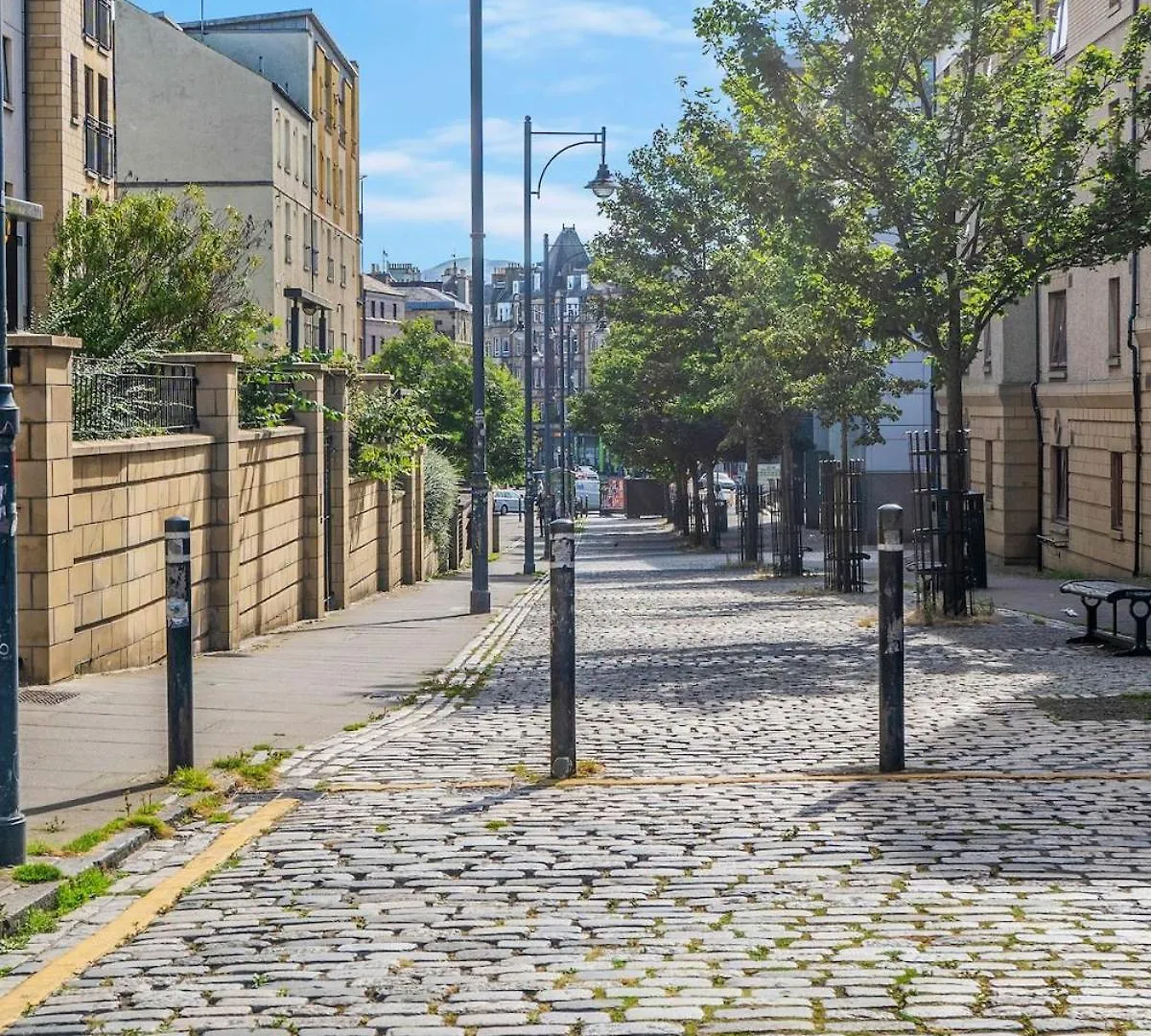 Modern 2 Bedroom Apartment In City Centre Edinburgh