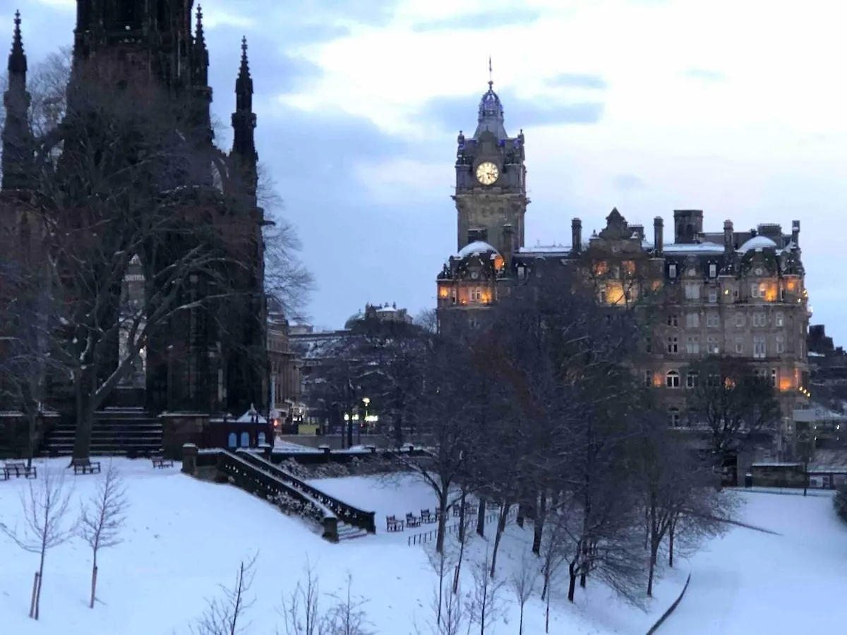 Modern 2 Bedroom Apartment In City Centre Edinburgh