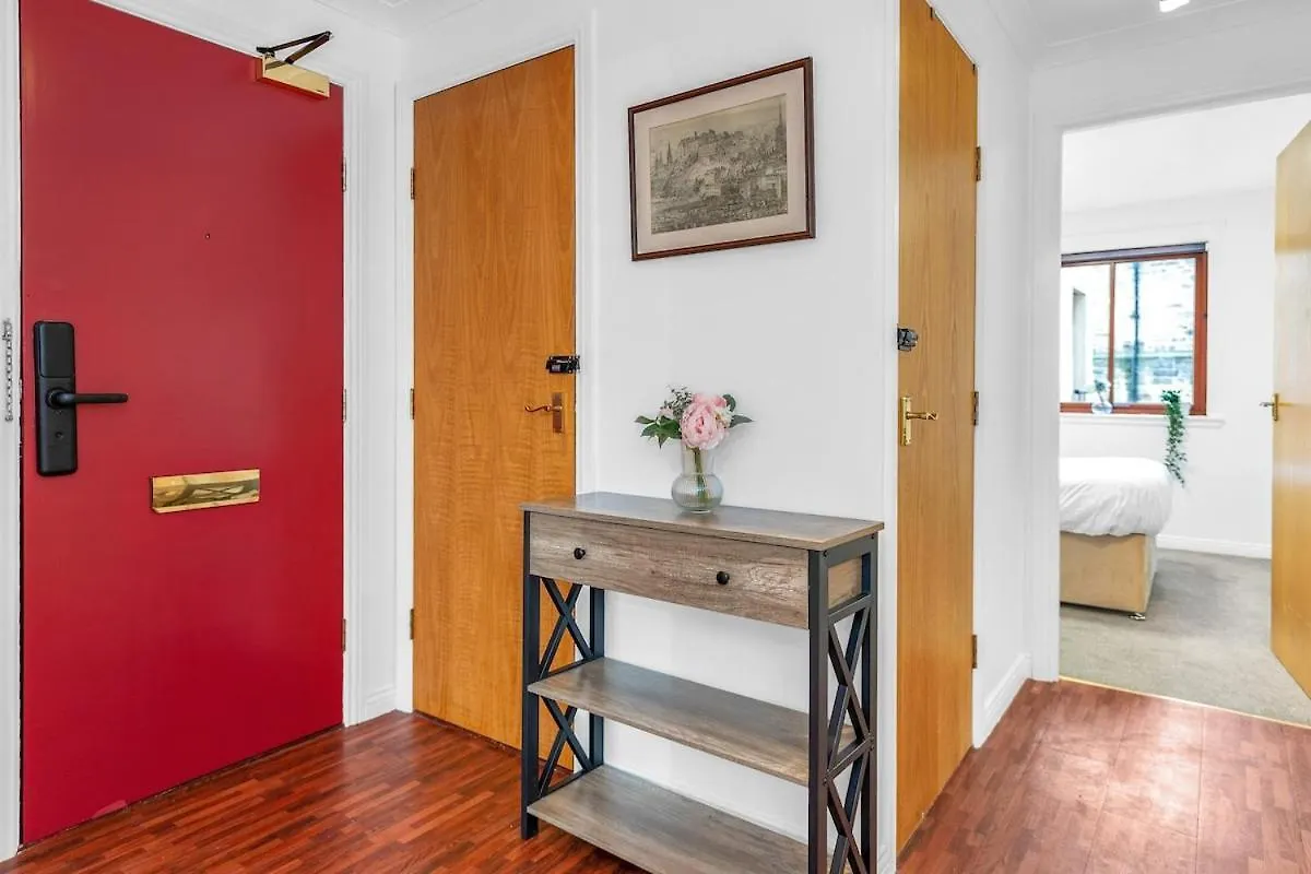 Modern 2 Bedroom Apartment In City Centre Edinburgh