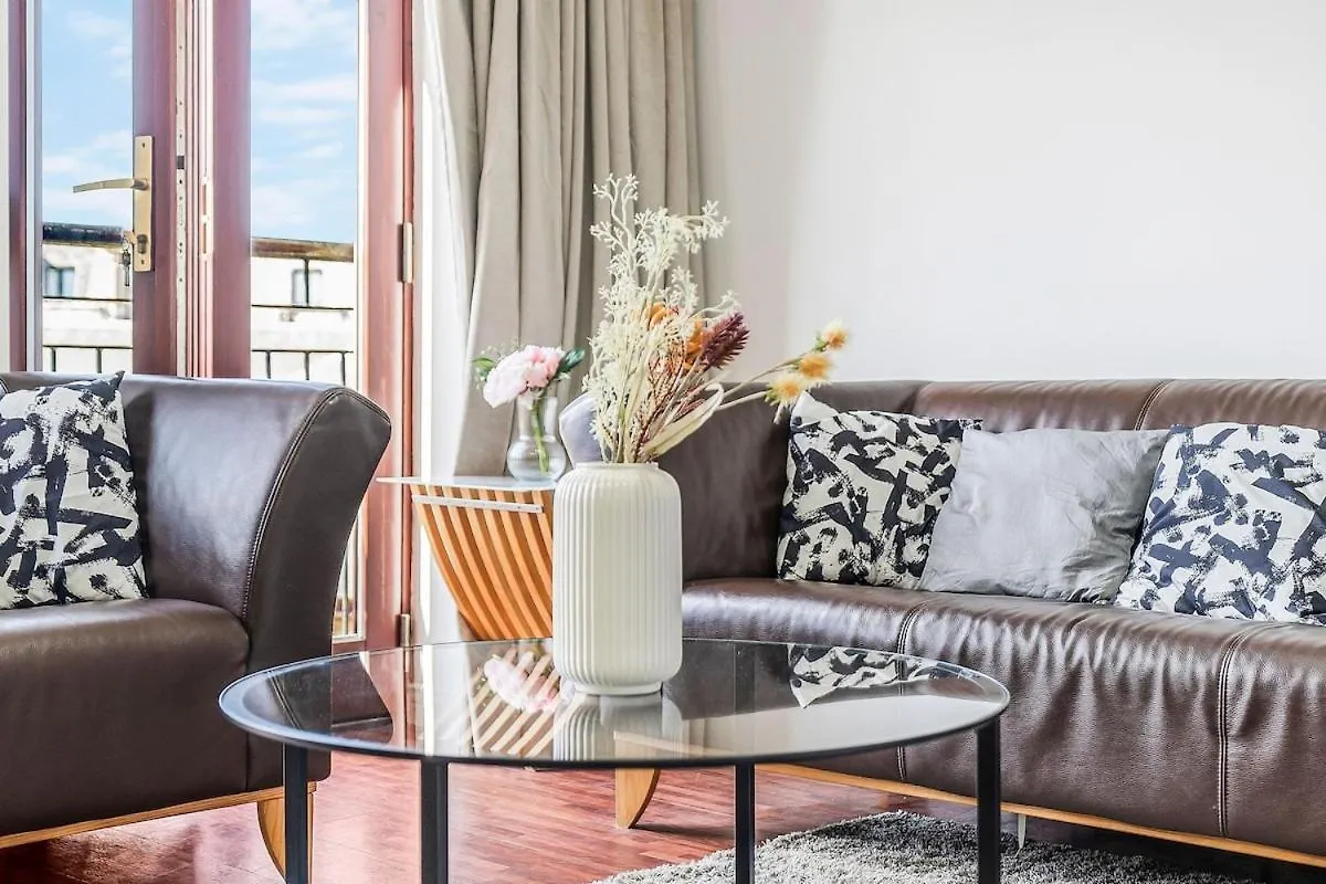 Modern 2 Bedroom Apartment In City Centre Edinburgh