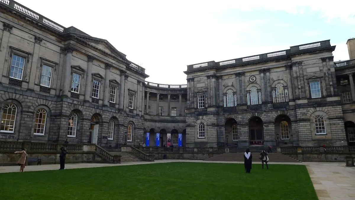 Modern 2 Bedroom Apartment In City Centre Edinburgh