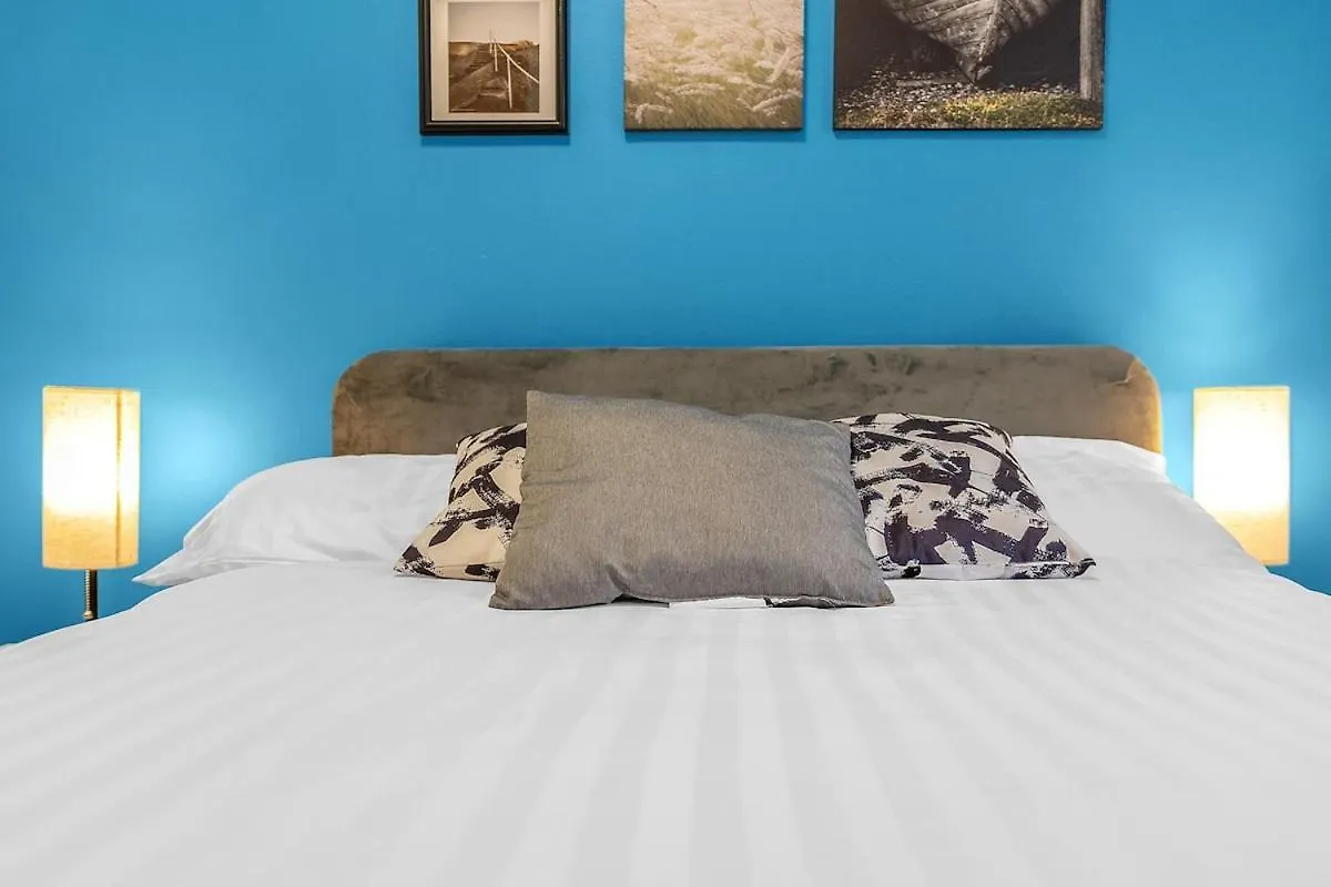 Modern 2 Bedroom Apartment In City Centre Edinburgh