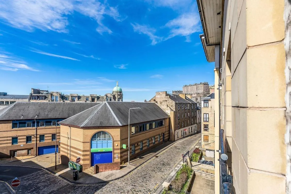 Modern 2 Bedroom Apartment In City Centre Edinburgh