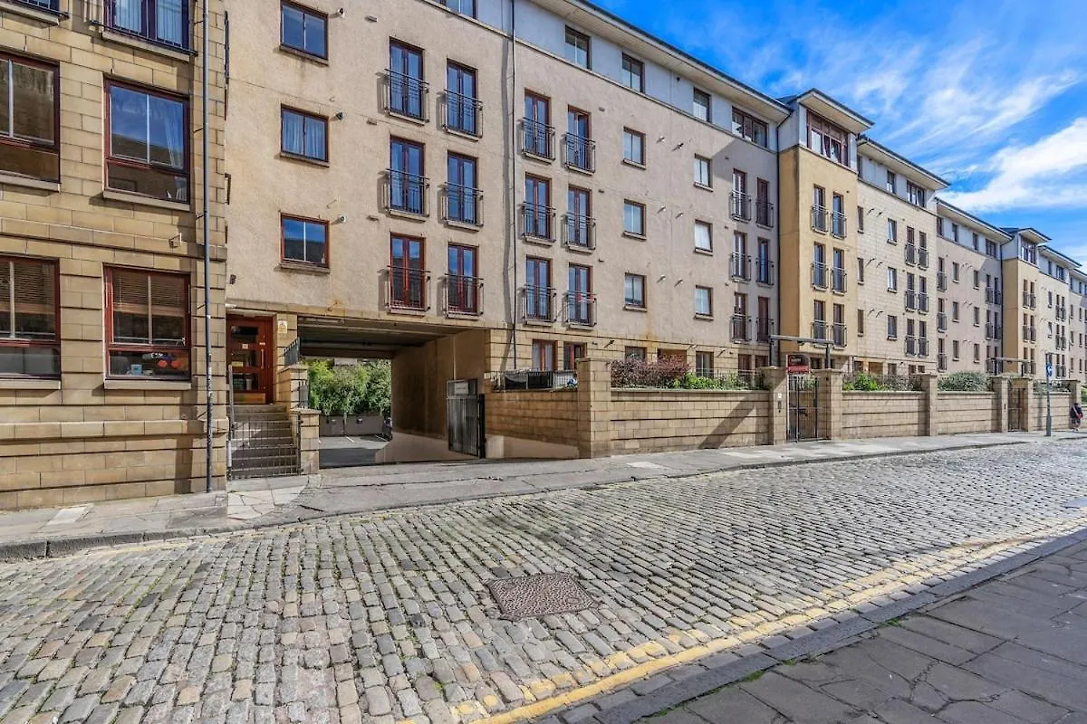 Modern 2 Bedroom Apartment In City Centre Edinburgh