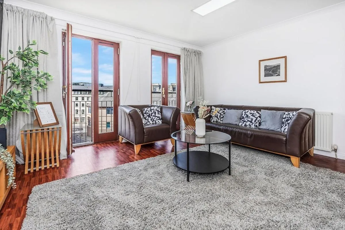 Modern 2 Bedroom Apartment In City Centre Edinburgh
