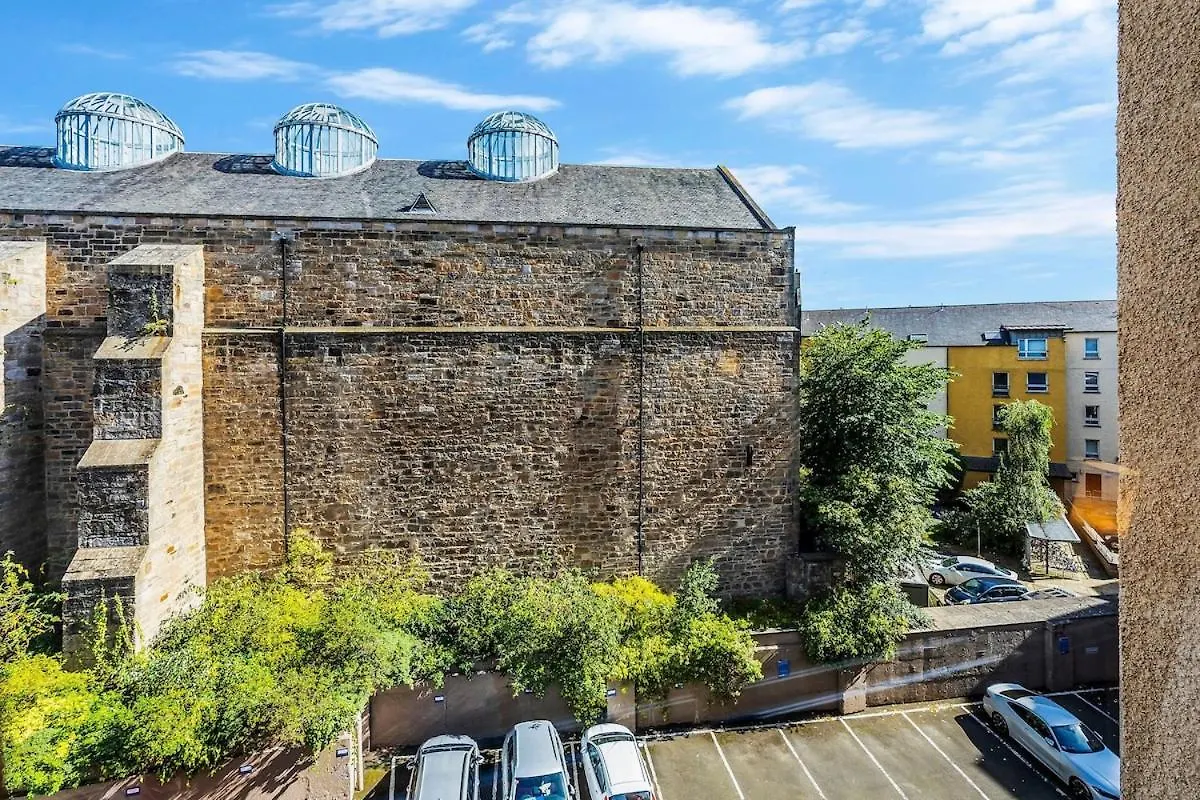 Modern 2 Bedroom Apartment In City Centre Edinburgh