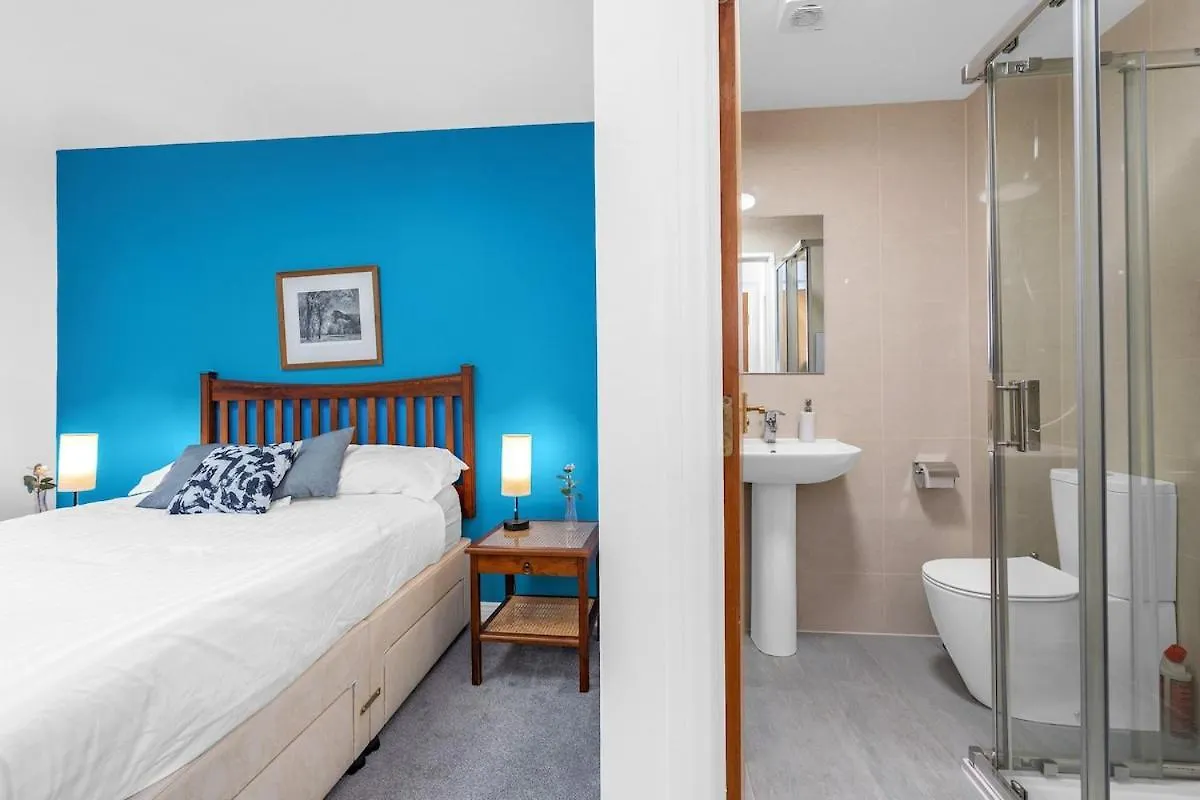 Modern 2 Bedroom Apartment In City Centre Edinburgh 0*,