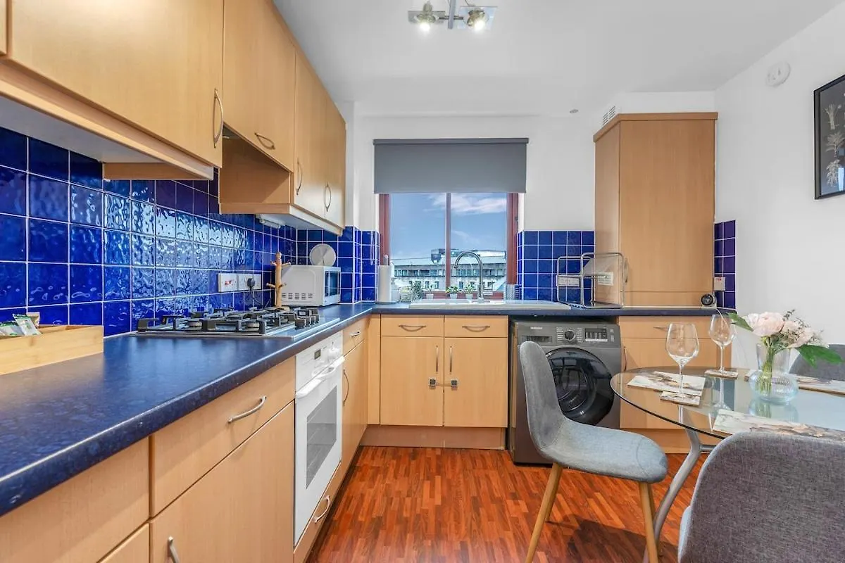Modern 2 Bedroom Apartment In City Centre Edinburgh