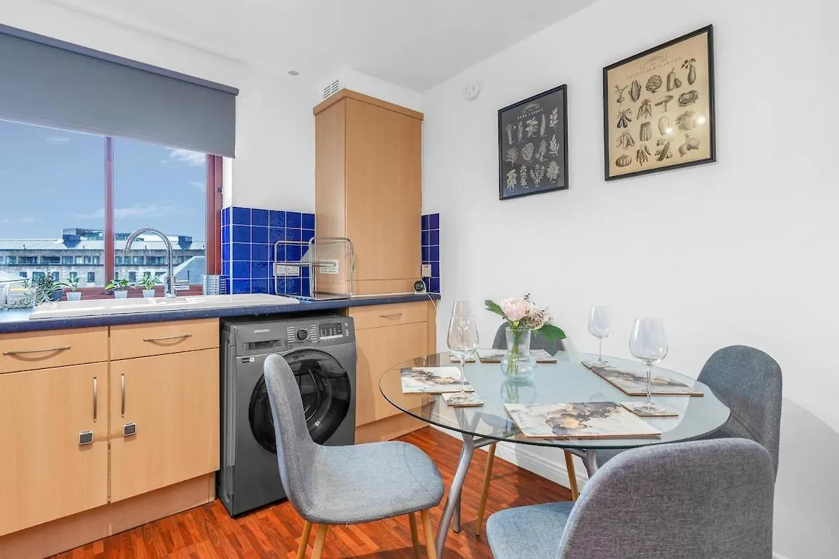 Modern 2 Bedroom Apartment In City Centre Edinburgh
