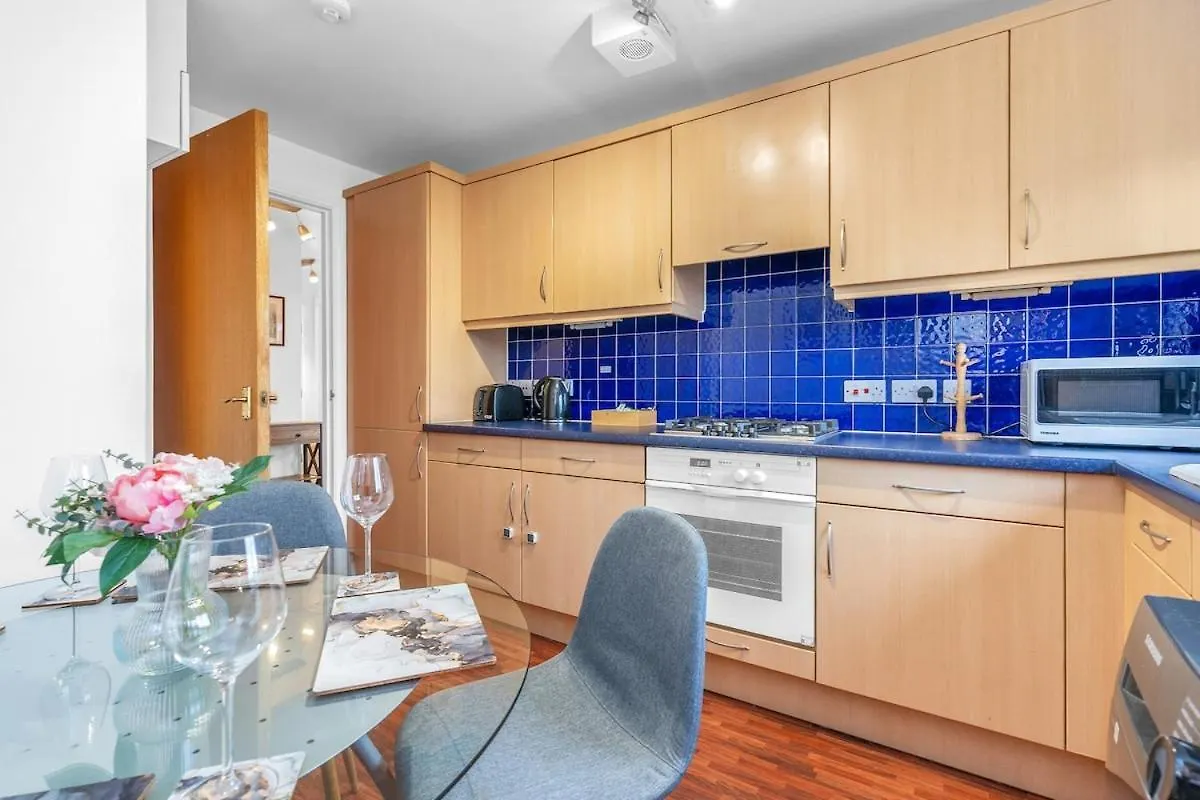 Modern 2 Bedroom Apartment In City Centre Edinburgh