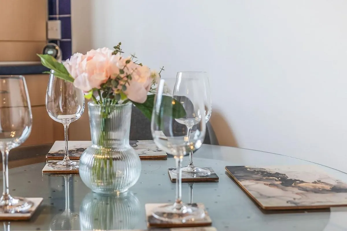 Modern 2 Bedroom Apartment In City Centre Edinburgh